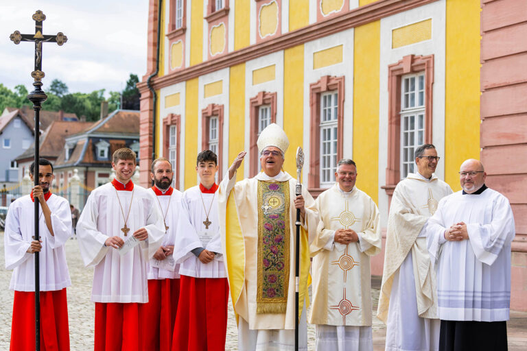 Bischof Wiesemann mit Diakon B. Wilhelm, Pfarrer Dr. Benedikt Ritzler und Minis